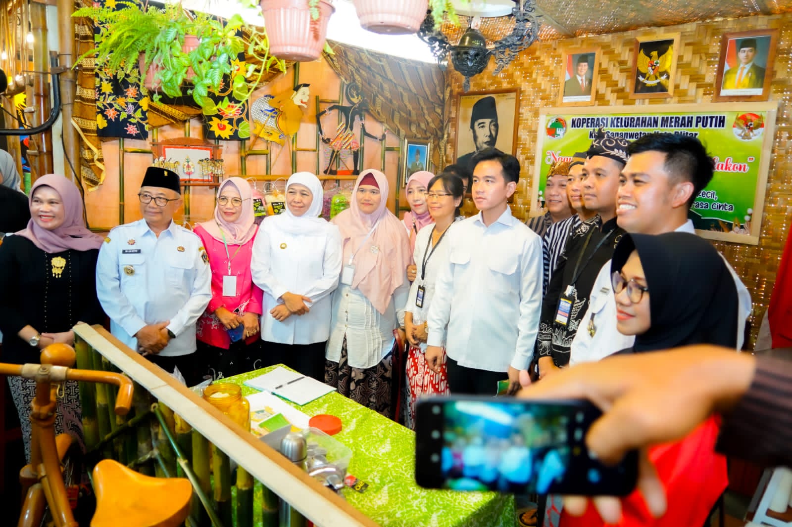 Wapres Gibran Apresiasi Bazar Blitar Djadoel, Gubernur Khofifah Komitmen Berdayakan Koperasi- UMKM dan Ekonomi Kreatif di Jatim