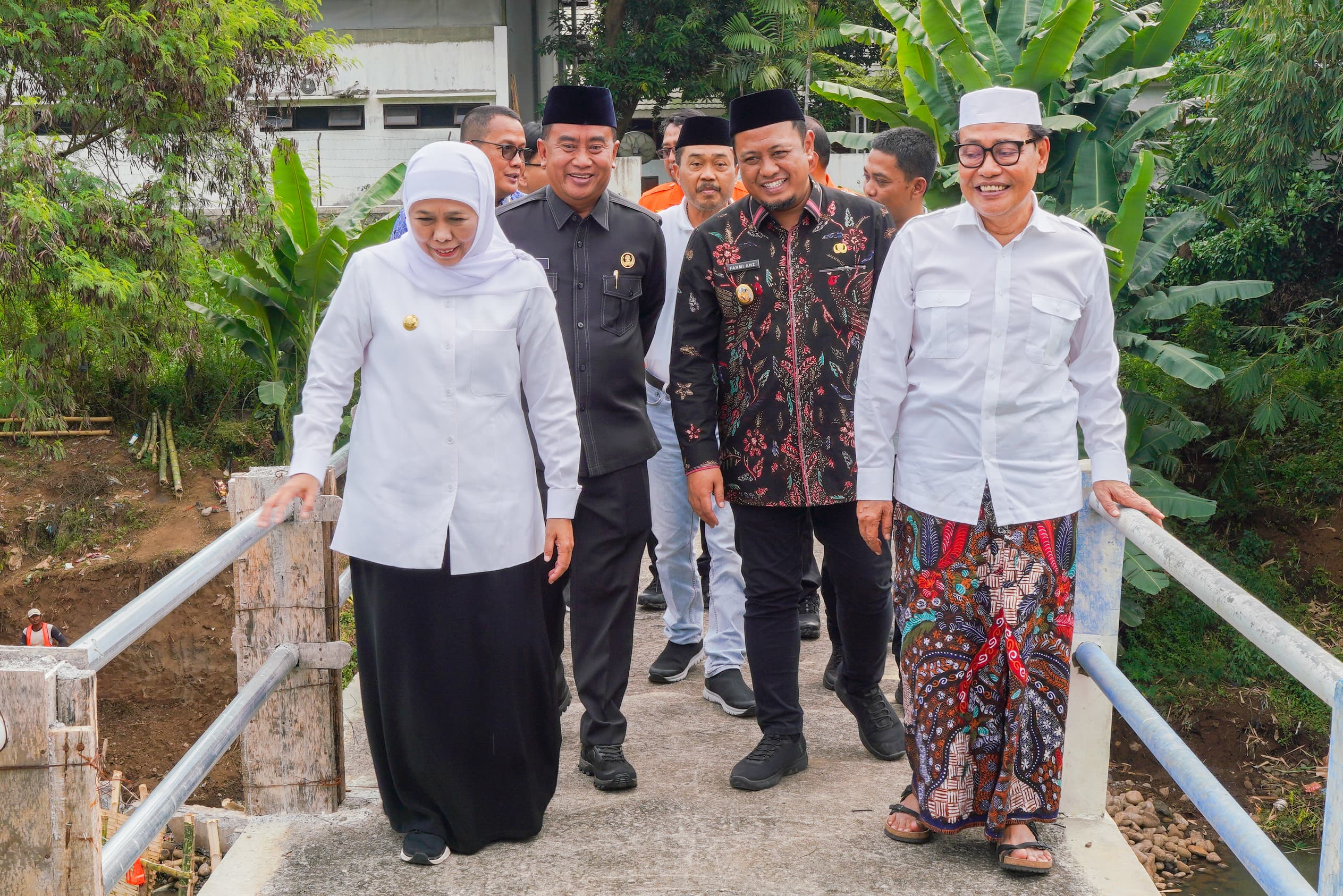 Gubernur Khofifah Targetkan Rekonstruksi Jembatan Penghubung di Pesantren Zainul Hasan Genggong Probolinggo Tuntas Agustus