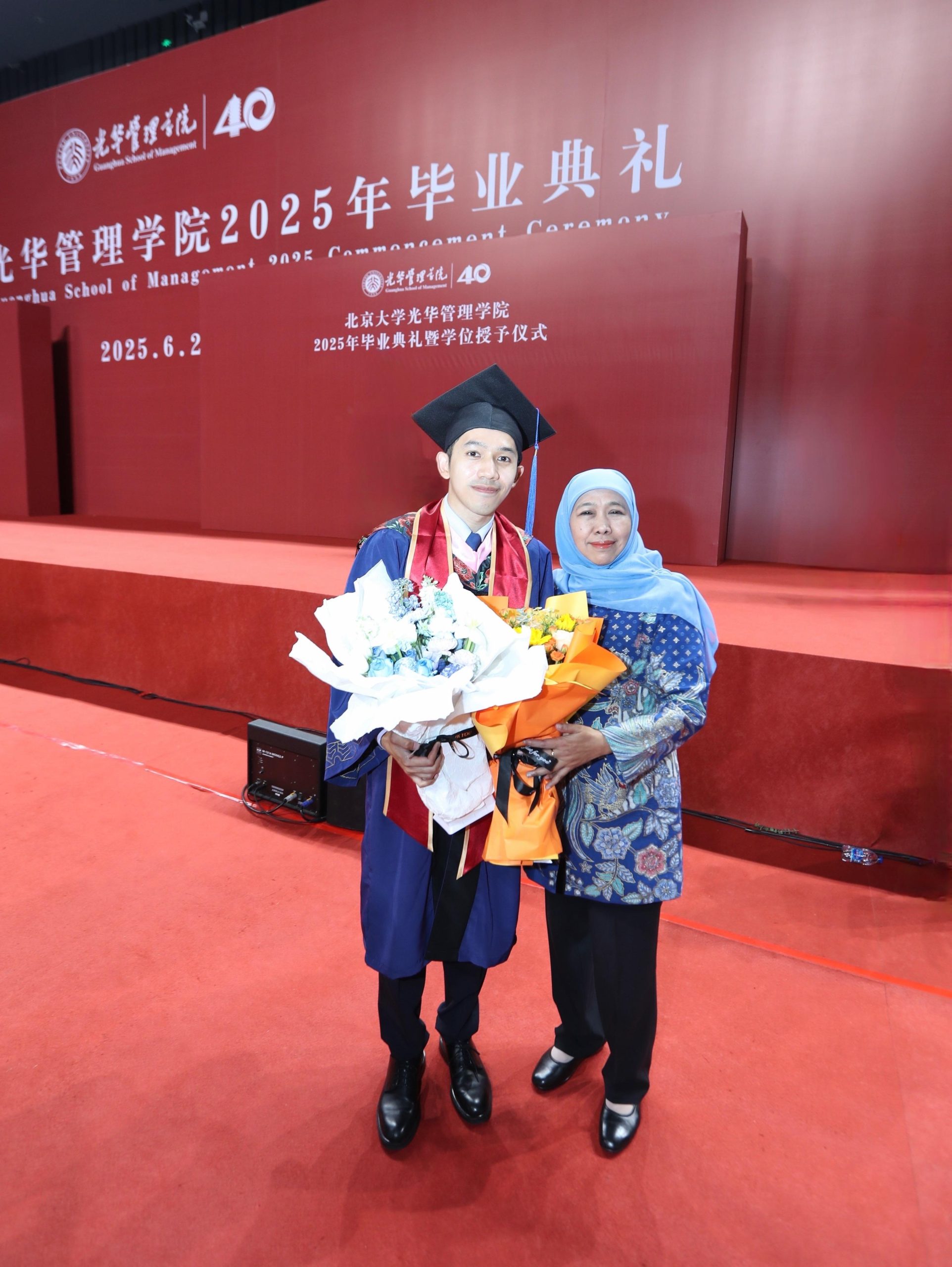 Hadiri Wisuda Sang Putra, Gubernur Khofifah Jadi Tamu Kehormatan  di Peking University Tiongkok