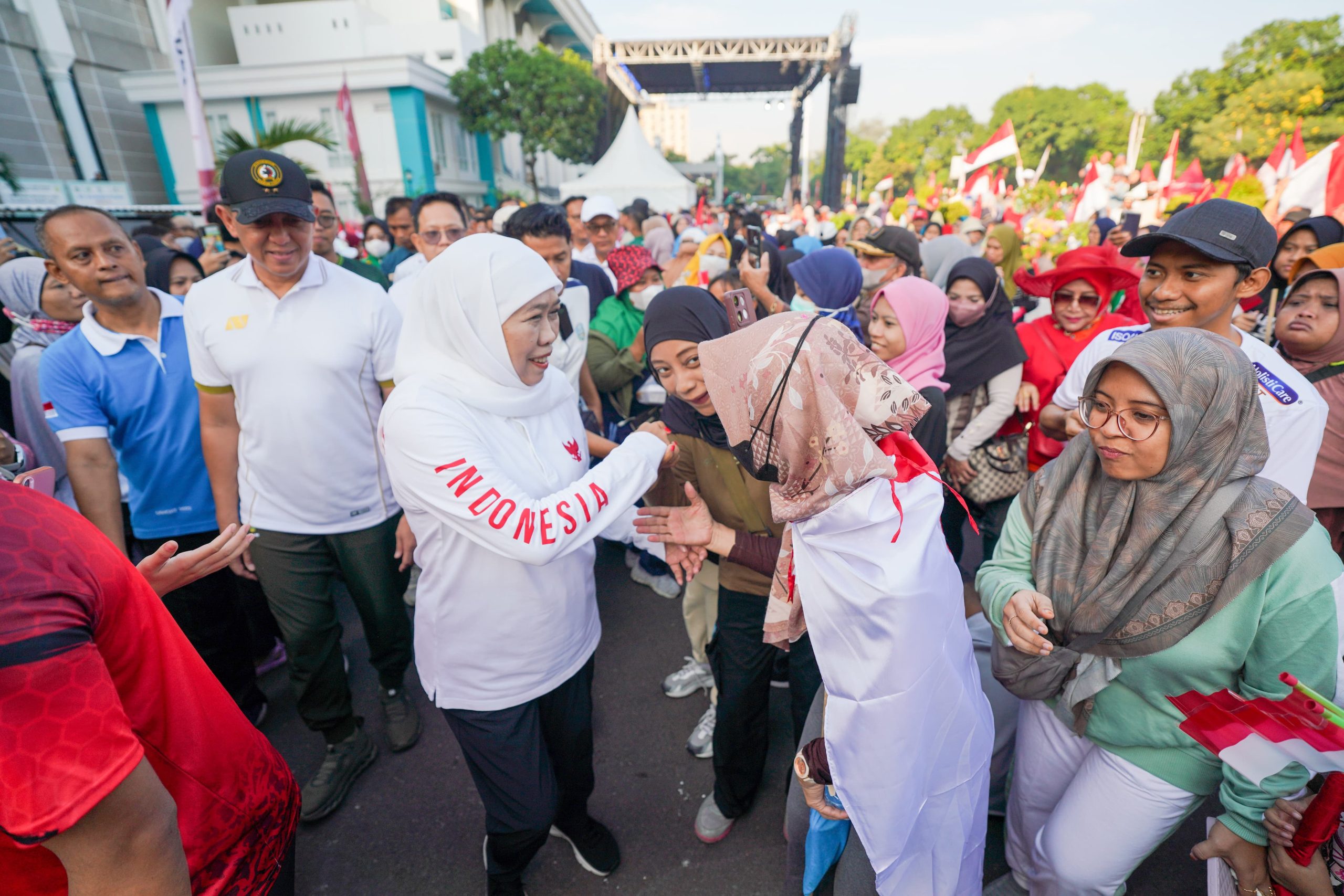 Gubernur Khofifah, Pangdam V/Brawijaya dan Imam Besar Masjid Al-Akbar Bersama Puluhan Ribu Masyarakat Semarakkan Jalan Sehat Tahun Baru Islam 1447 Hijriah