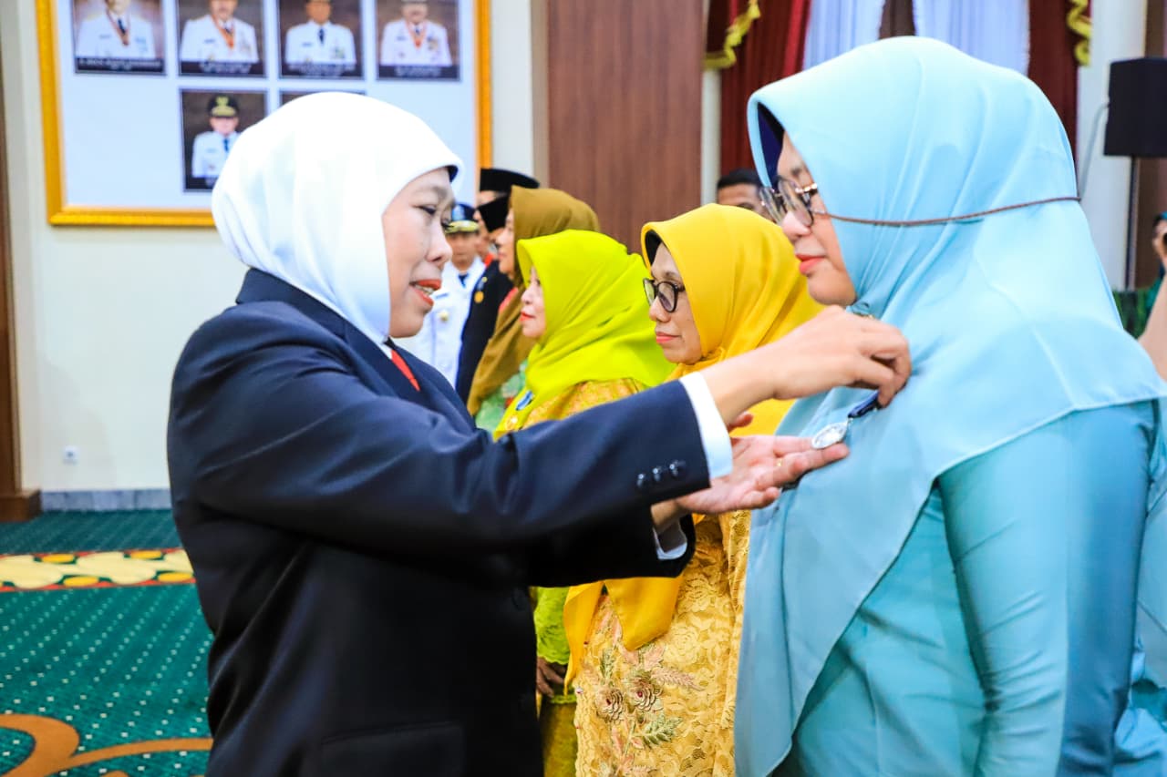Gubernur Khofifah Sematkan Satyalancana Karya Satya kepada 600 ASN Pemprov Jatim, Jadikan Pelecut Semangat Kinerja Berdampak