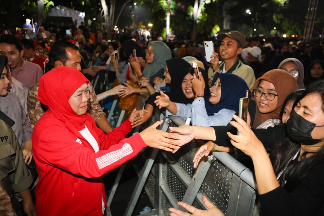 Puluhan Ribu Masyarakat Jatim Meriahkan Pesta Rakyat HUT ke-80 Kemerdekaan RI Bersama Gubernur Khofifah dan Wagub Emil