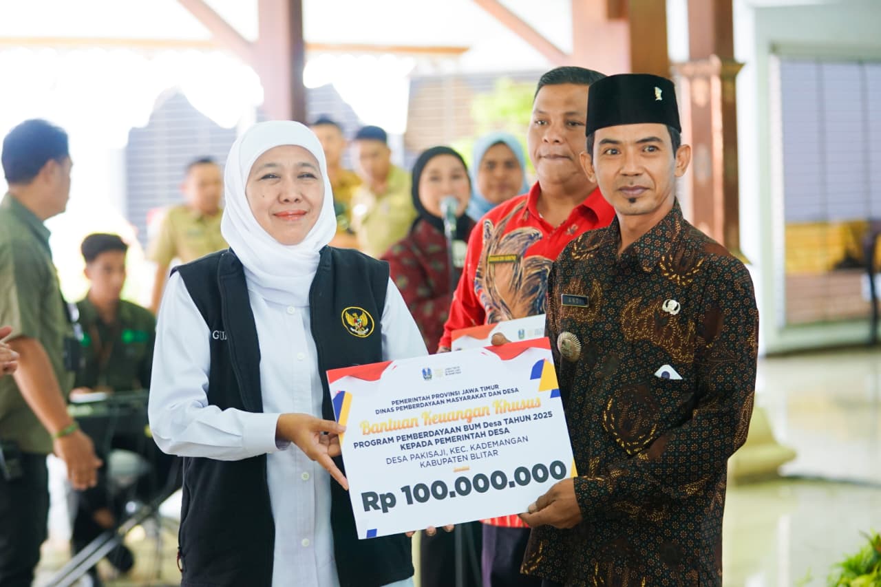 Gubernur Khofifah Salurkan Rp 5,7 Miliar Bansos dan Zakat Produktif Di Kabupaten Blitar, Jadi Penguat Sosial Ekonomi Masyarakat