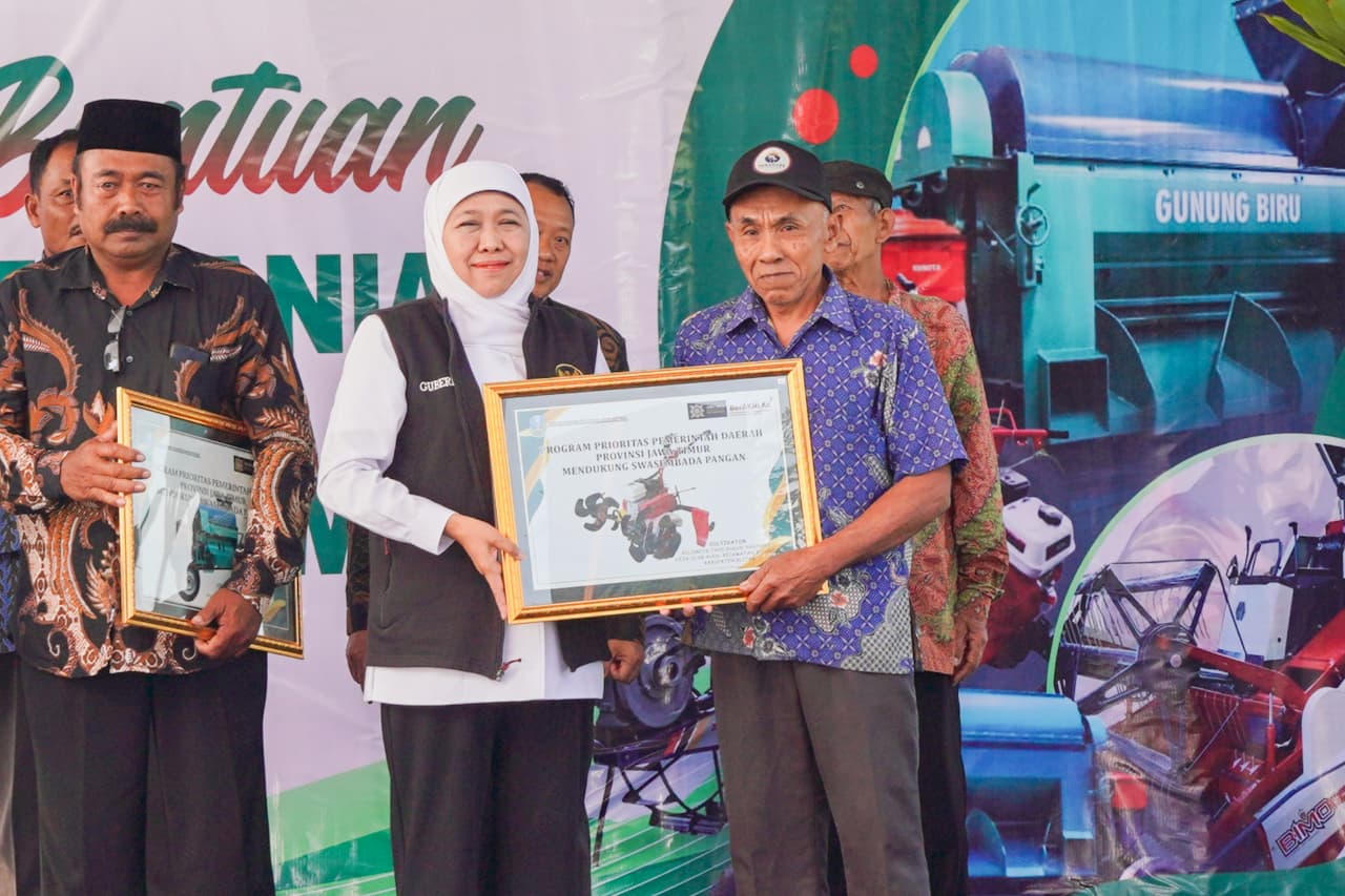 Gubernur Khofifah Serahkan Bantuan 39 Unit Alsintan Kepada Poktan di Blitar Dan Tulungagung, Optimistis Tingkatkan Nilai Tambah Dan Kebermanfaatan Petani