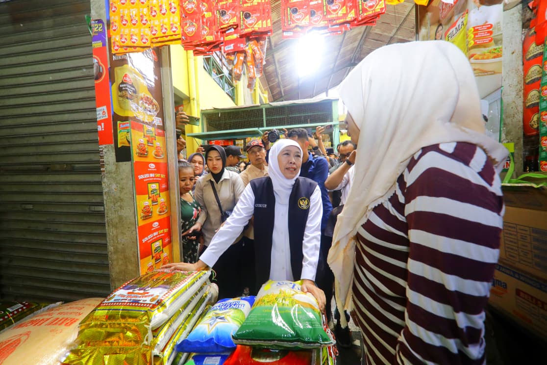 Blusukan ke Pasar Soponyono Surabaya, Gubernur Khofifah Pastikan Ketersediaan dan Harga Beras Medium Terjangkau Masyarakat
