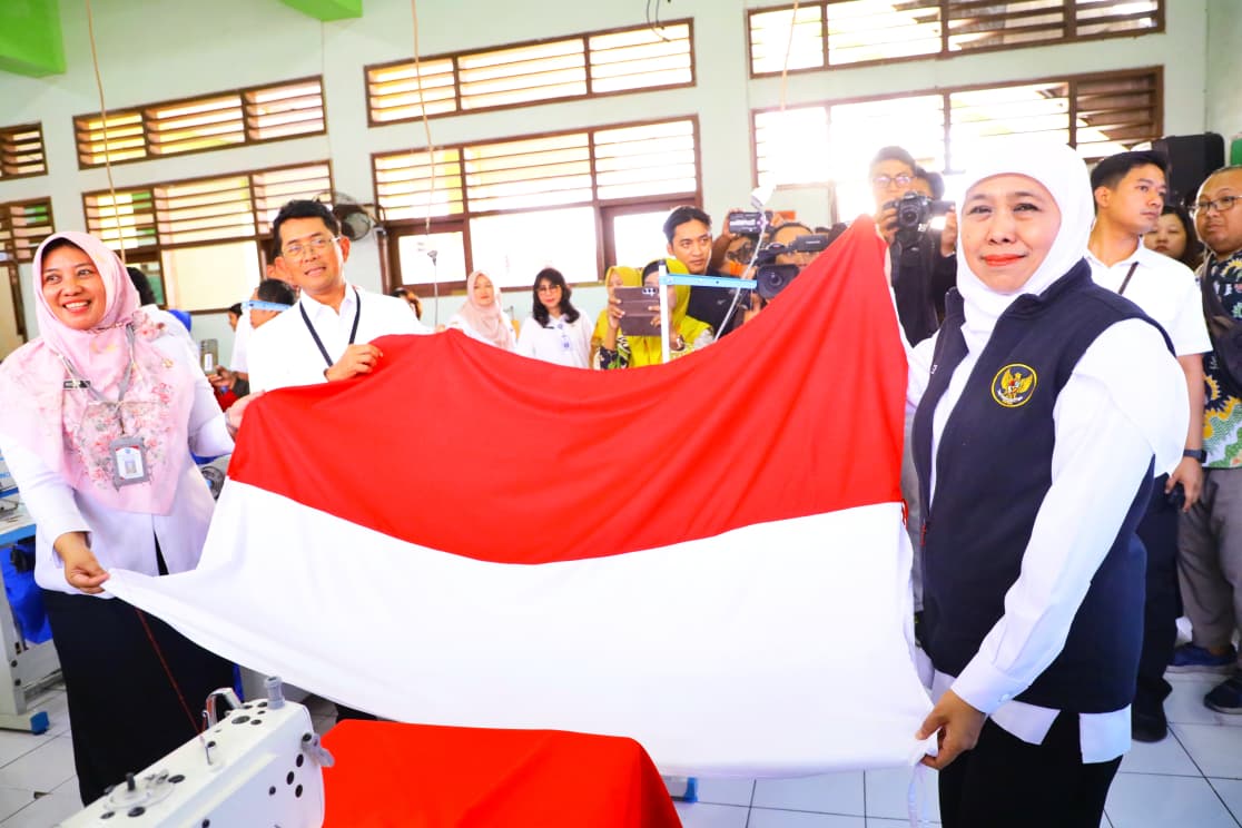 Tumbuhkan Semangat Nasionalisme Pelajar, Gubernur Khofifah Bersama Murid SMA/SMK/SLB se Jatim Jahit Bendera Merah Putih Terpanjang