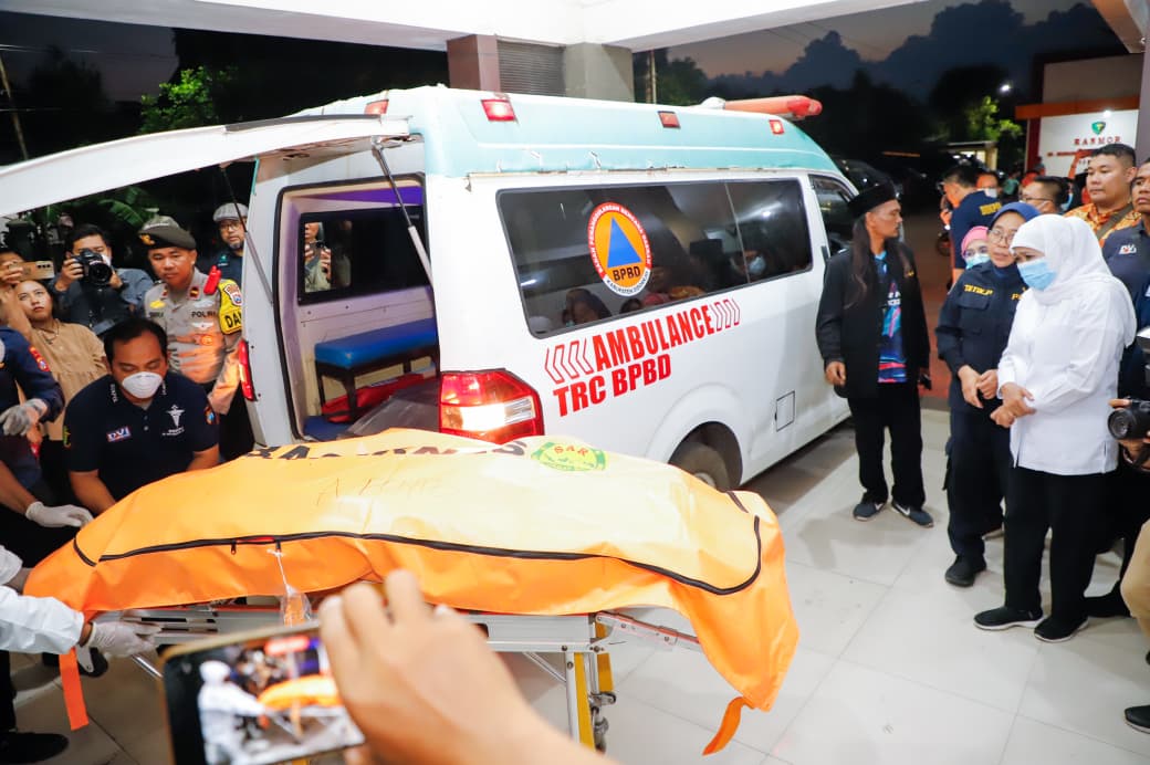 Gubernur Khofifah Turunkan Dukungan Psikososial, Pastikan Keluarga Korban Al Khoziny Tenang Menunggu Proses Identifikasi