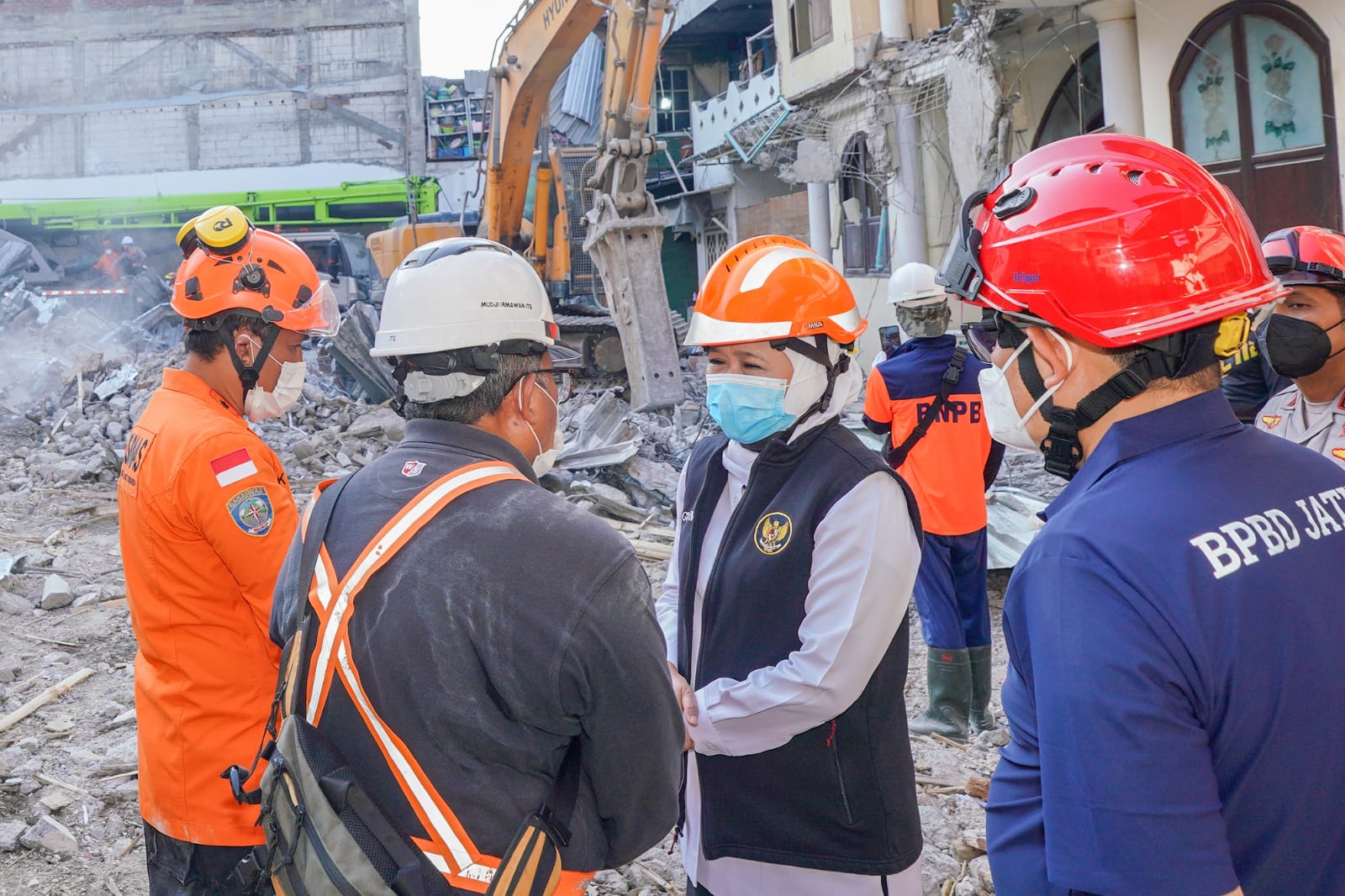 Gubernur Khofifah Tegaskan Pemprov Jatim Siaga hingga Proses Identifikasi Seluruh Korban Ponpes Al Khoziny Selesai