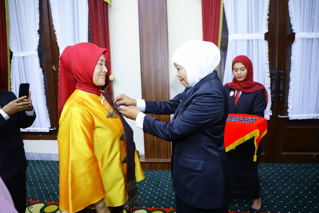 Gubernur Khofifah Sematkan Satyalancana Karya Satya, Tegaskan ASN Harus Jadi Teladan dalam Etika dan Disiplin