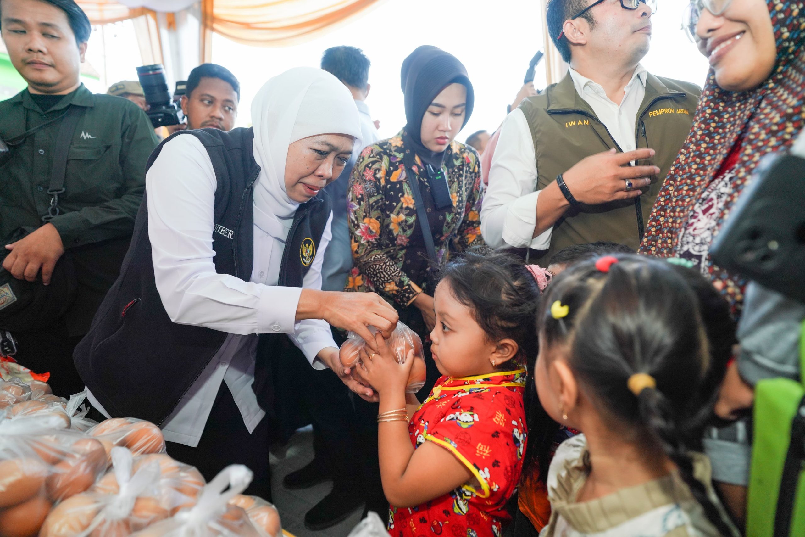 Pasar Murah Sunan Drajat Lamongan Diserbu Ratusan Warga, Gubernur Khofifah Turun Langsung Bantu Rakyat Kecil