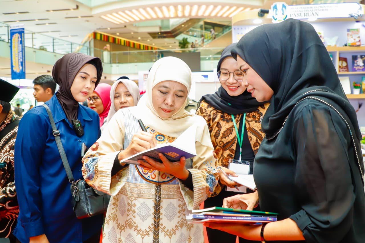 Rekor MURI Dilahirkan dari 1.580 Buku Insan Pendidikan, Gubernur Khofifah Ajak Sekolah Lahirkan Generasi Inovatif
