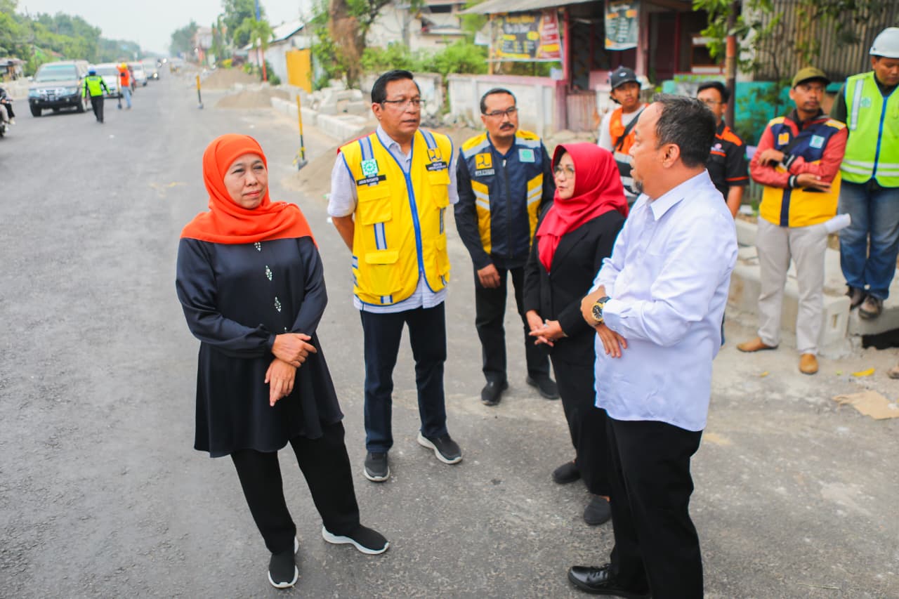 injau Progres Pelebaran Jalan Magetan, Gubernur Khofifah Minta Standar Kualitas dan Keselamatan Kerja Dijaga
