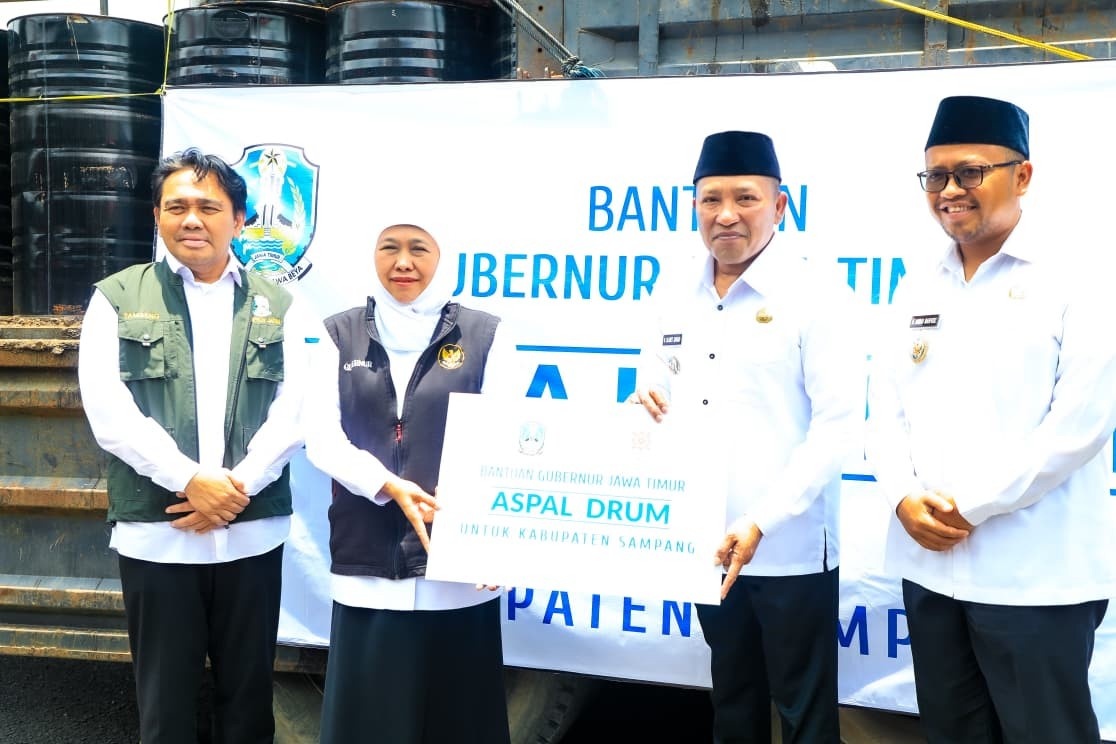 Gubernur Khofifah Perkuat Infrastruktur Daerah dengan Bantuan 9.300 Drum Aspal bagi Jalan Kabupaten dan Desa