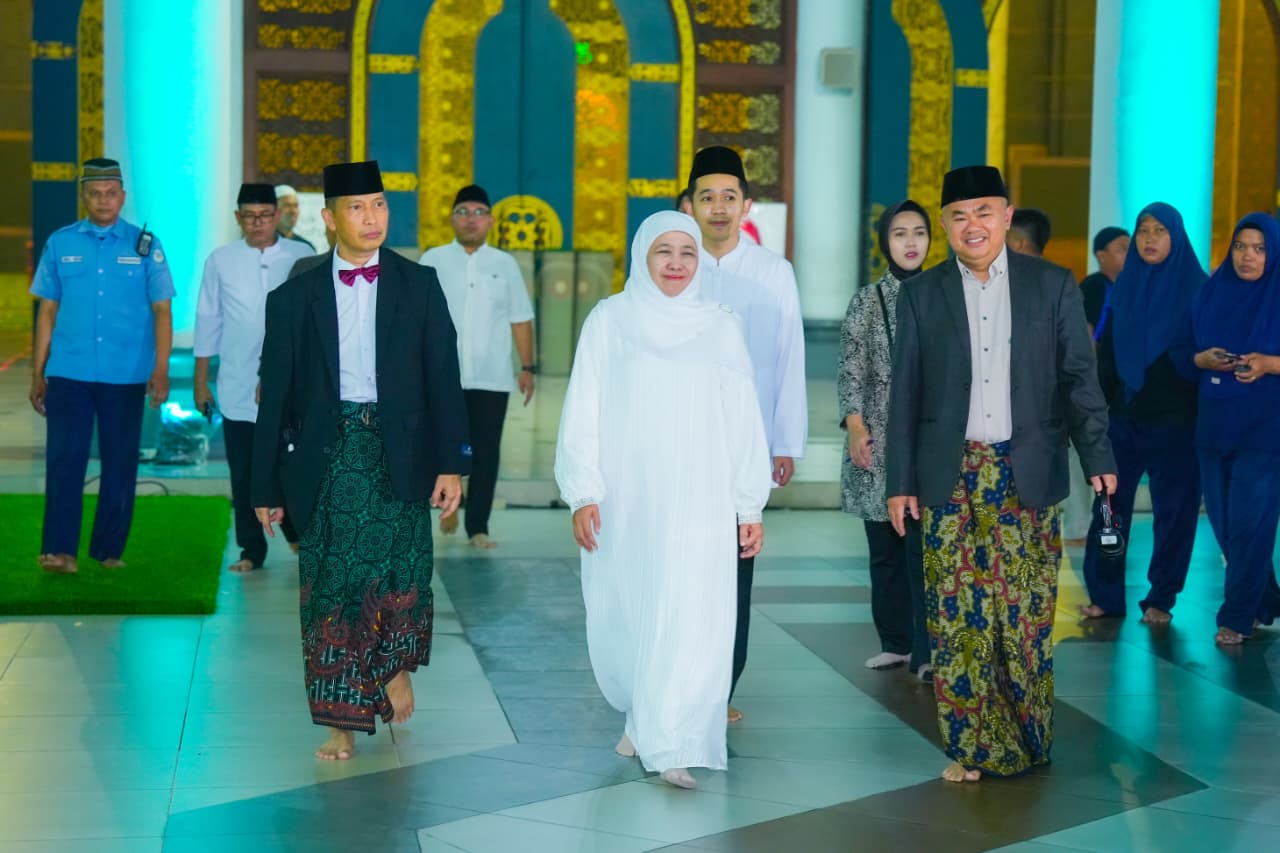 Gubernur Khofifah Pimpin Gema Takbir di Masjid Al-Akbar, Ribuan Warga Rayakan Kemenangan Ramadan